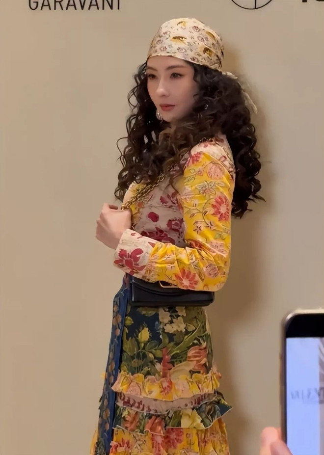 杨紫算不算顶级大美女？看看她和张柏芝站在一起...