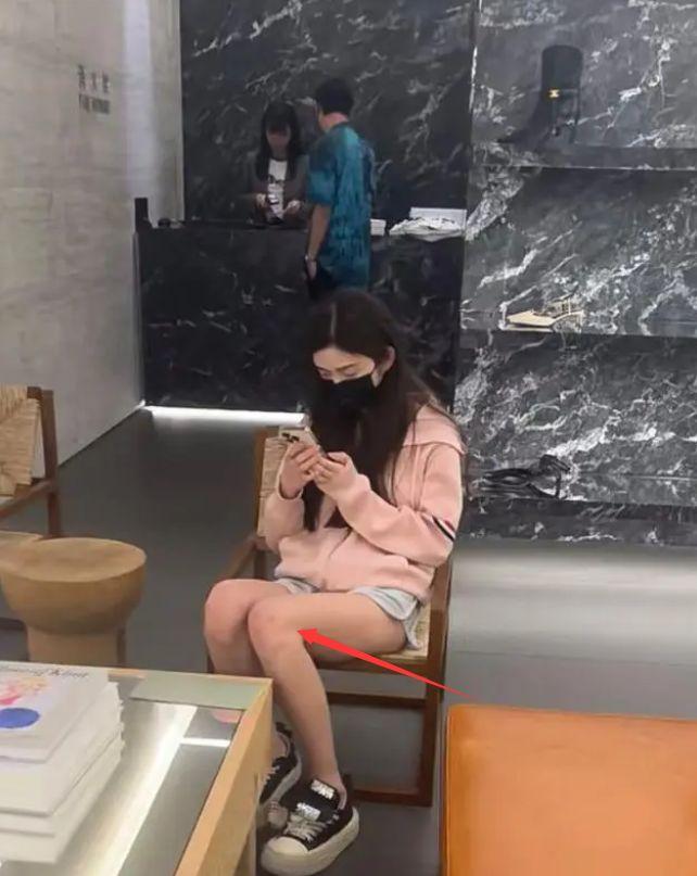 王思聪带新女友买奢侈品 女方颜值出众身材高挑